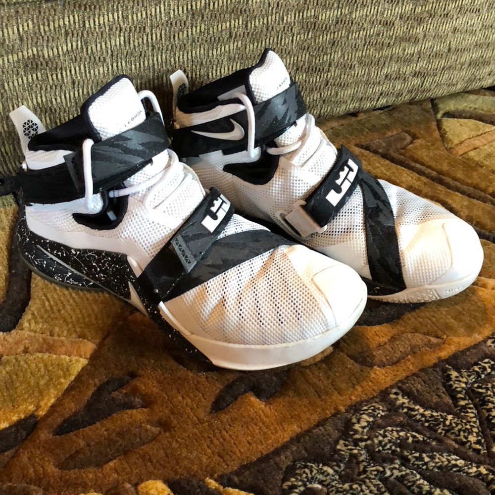 Nike Lebron Soldier IX